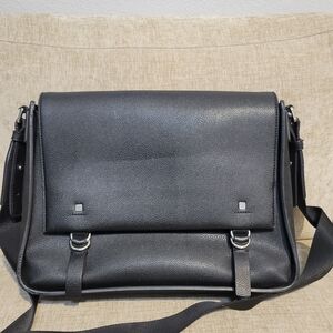 Elegant Black Leather Men's Messenger Bag